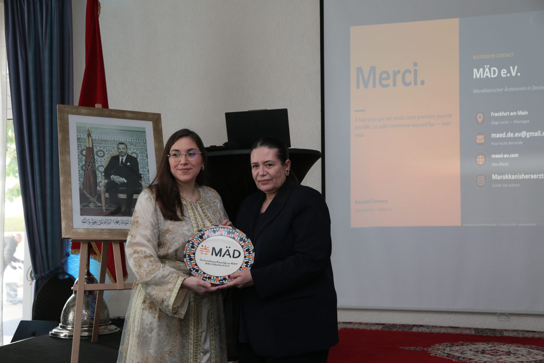 Remise d’un présent symbolique à Son Excellence Madame Zohour El Alaoui