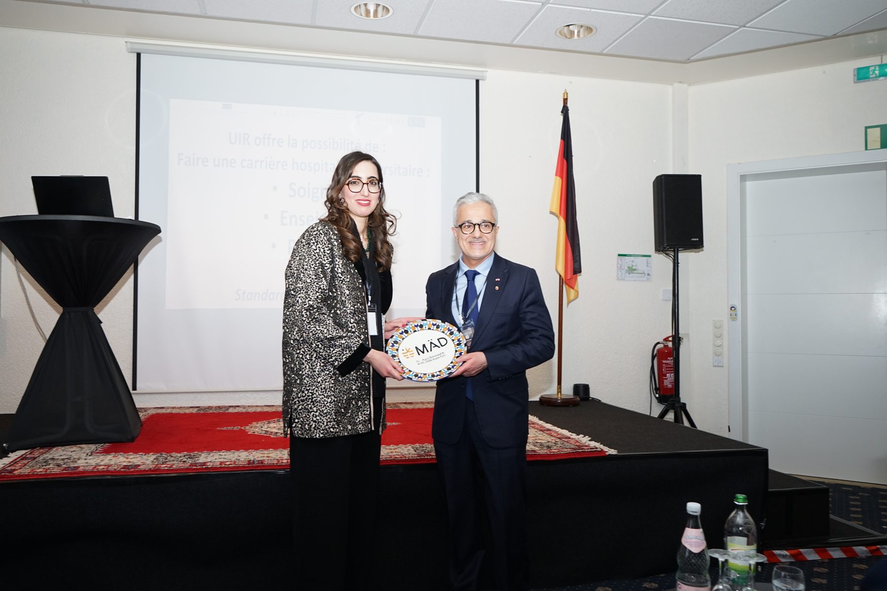 Remise symbolique lors de la première rencontre annuelle de la MÄD