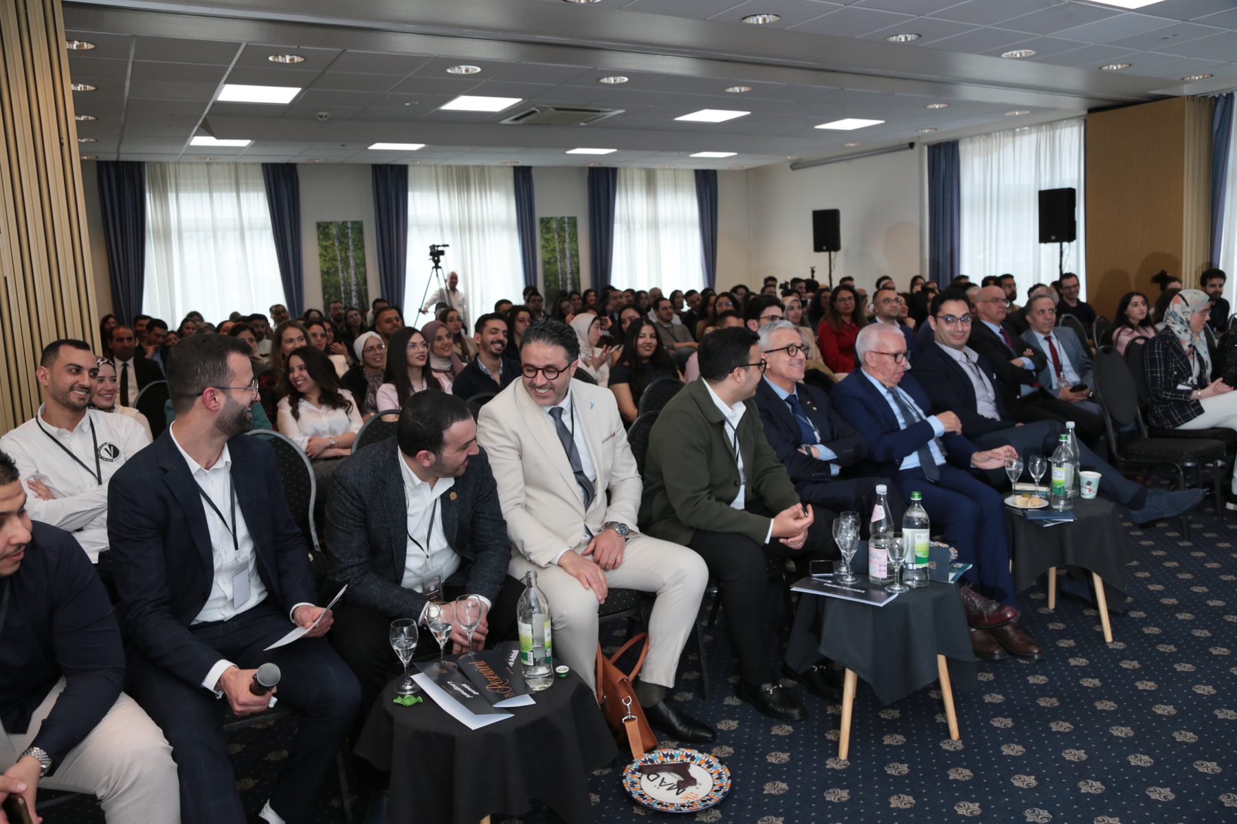 Public attentif pendant une intervention scientifique