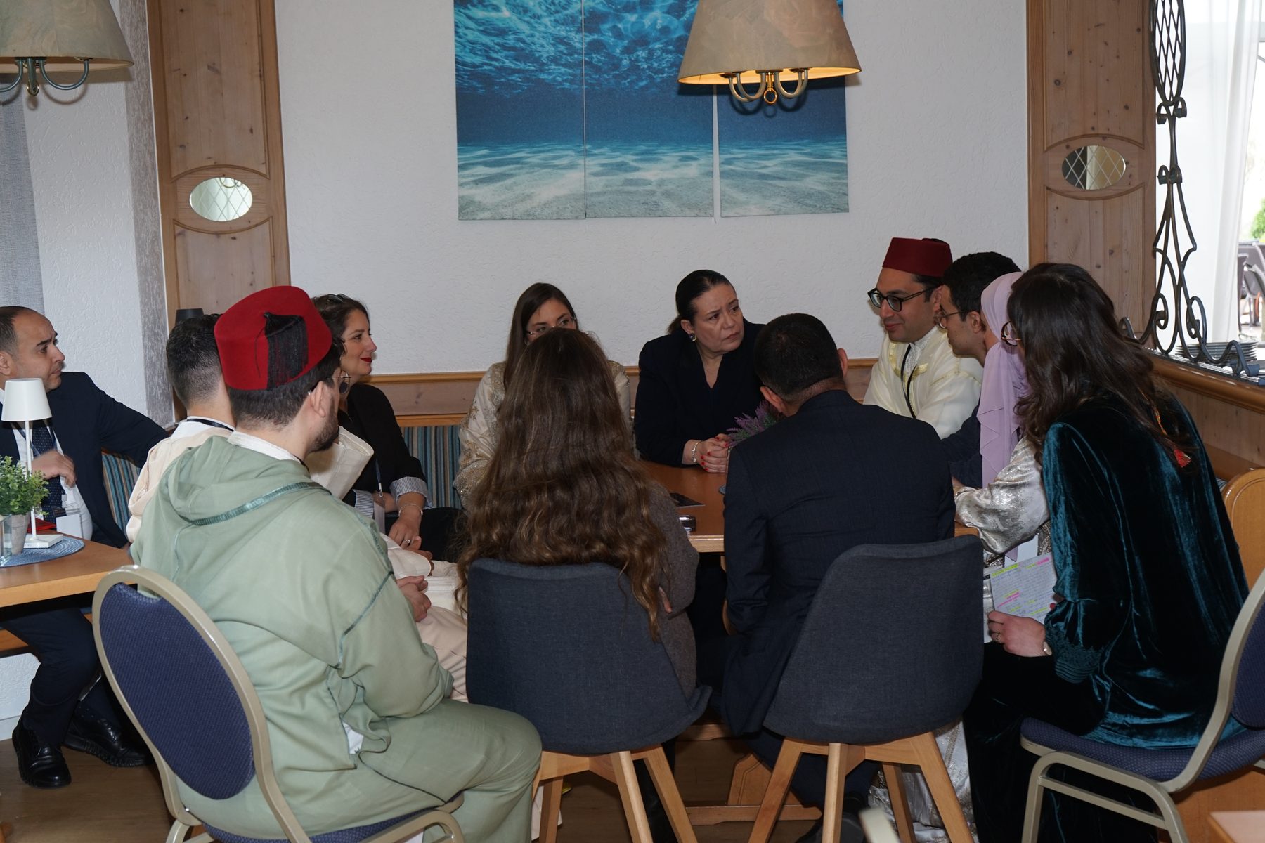 Moment convivial autour d’une table pendant la première rencontre annuelle de la MÄD